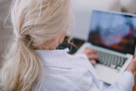 Photo - Femme âgée devant son écran d'ordinateur