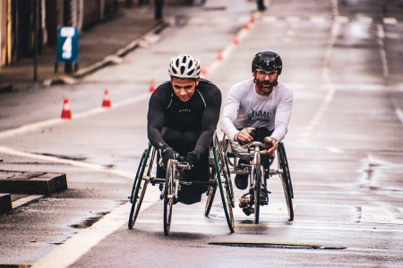 Photo - Deux hommes faisant du vélo adapté