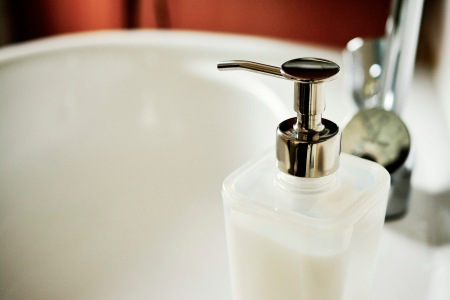 Photo - Évier de salle de bain et distributeur de savon