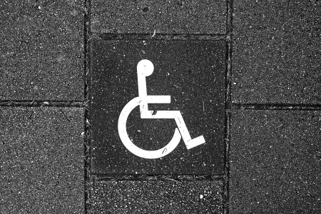 Symbole du handicap apposé au sol