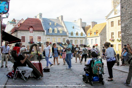 Photo - Personnes circulant dans le quartier Petit Champlain à Québec