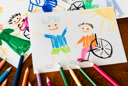 Dessin d'enfant présentant 2 personnages dont un en fauteuil roulant