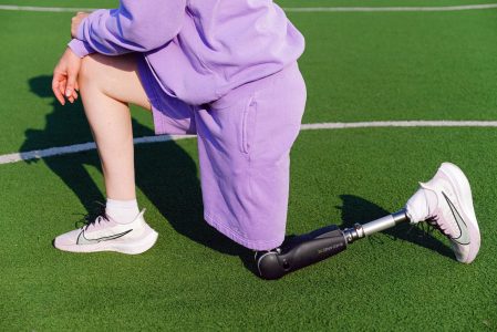 Photo - Jeune fille avec prothèse à la jambe sur un terrain de soccer